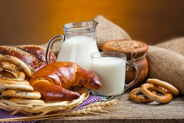 Samenstelling van melk en brood — Stockfoto