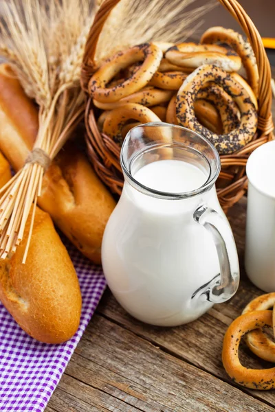 Skład mleka i chleb — Zdjęcie stockowe