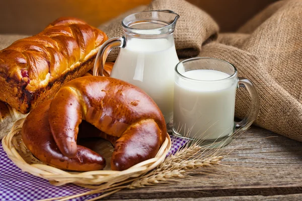 Состав молока и хлеба — стоковое фото