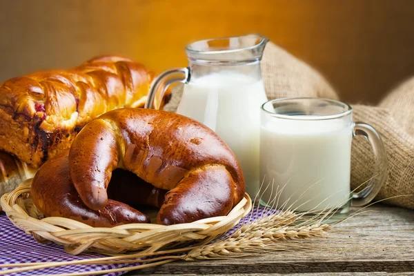 Состав молока и хлеба — стоковое фото