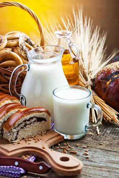 Zusammensetzung von Milch und Brot — Stockfoto