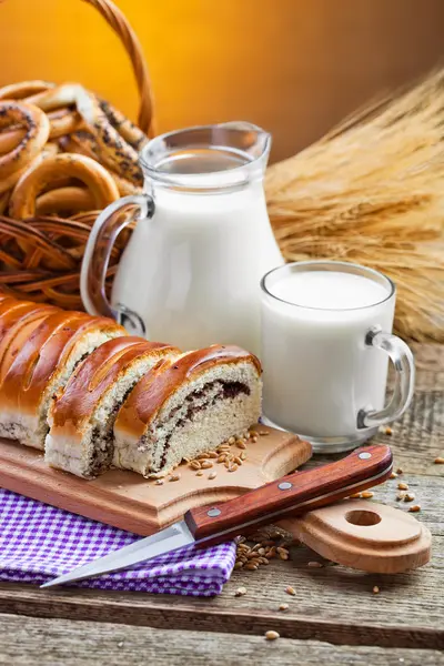 Zusammensetzung von Milch und Brot — Stockfoto