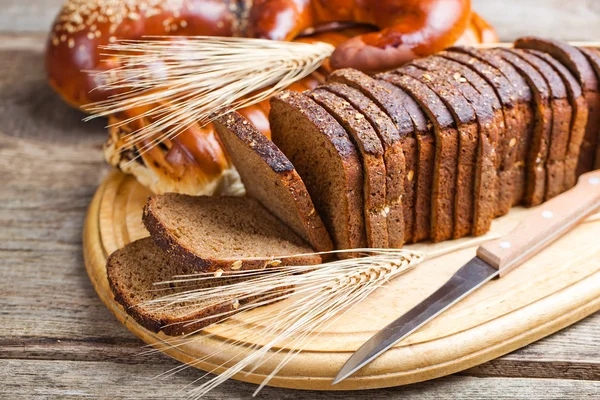 Pão de centeio e orelha de centeio — Fotografia de Stock