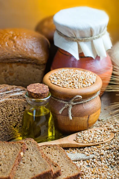 Bread and rye spikelets — Stock Photo, Image