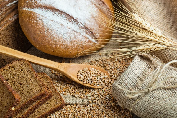 Bread and rye spikelets — Stock Photo, Image