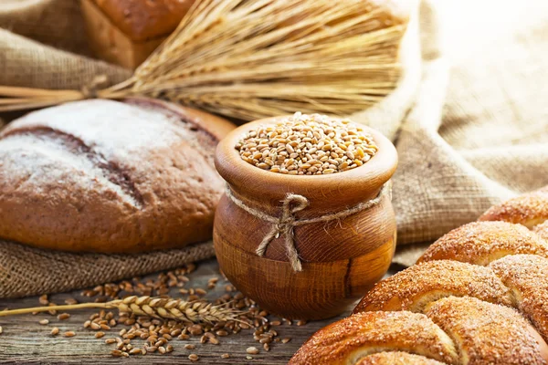 Bread and grain — Stock Photo, Image