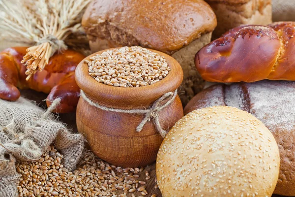 dilimlenmiş kahverengi ekmek