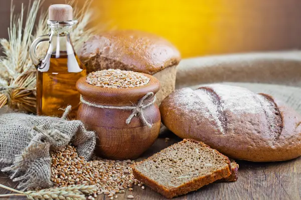 dilimlenmiş kahverengi ekmek