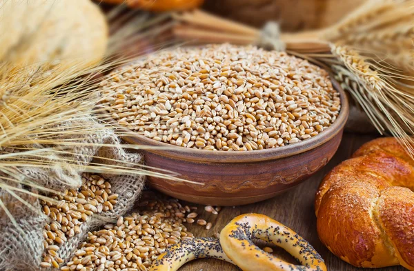 Bread and grain — Stock Photo, Image