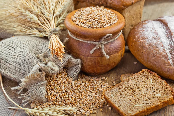 dilimlenmiş kahverengi ekmek