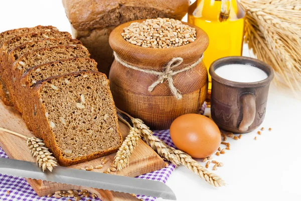 Dilimlenmiş kahverengi ekmek — Stok fotoğraf
