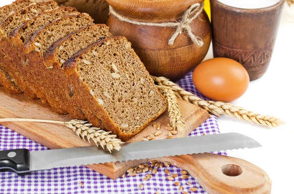 dilimlenmiş kahverengi ekmek