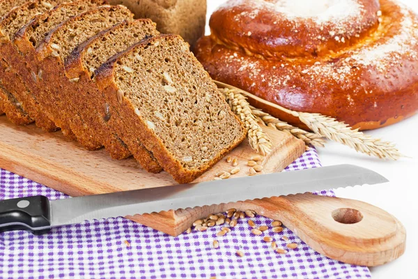 Szeletelt barna kenyér — Stock Fotó