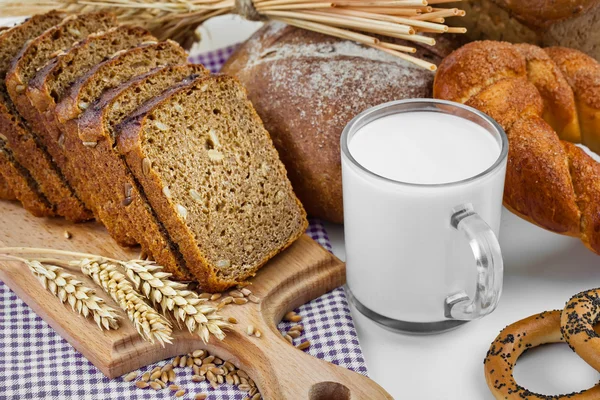 Bread and milk — Stock Photo, Image