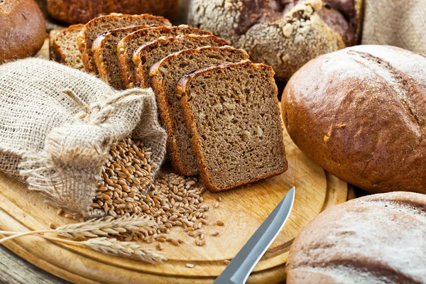Pão integral fatiado — Fotografia de Stock