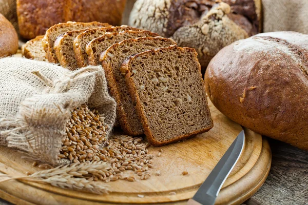 dilimlenmiş kahverengi ekmek