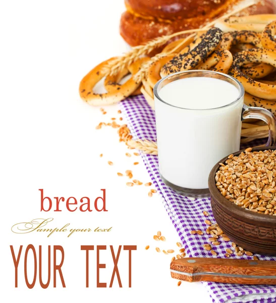 Simit, ekmek ve süt — Stok fotoğraf