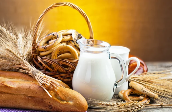 Bröd, mjölk och bagels — Stockfoto