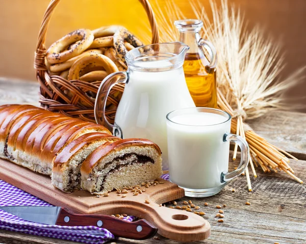 haşhaş tohumu ve süt ile pasta