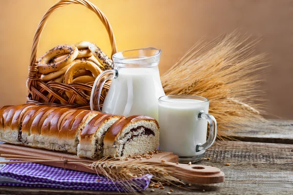 haşhaş tohumu ve süt ile pasta