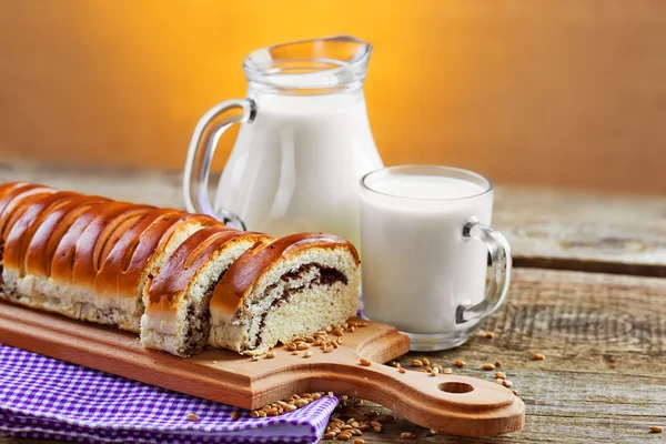 Торт с маком и молоком — стоковое фото