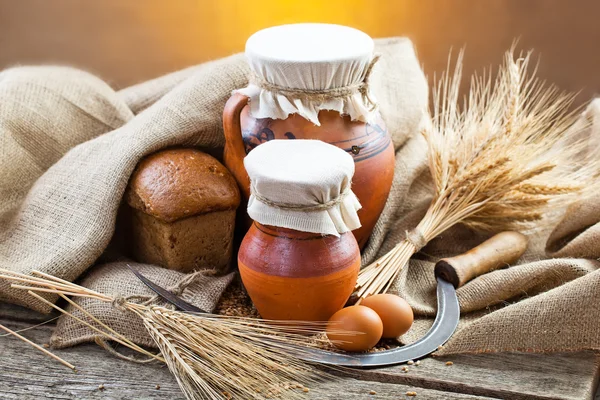 ekmek ve eski arka planda spikelets