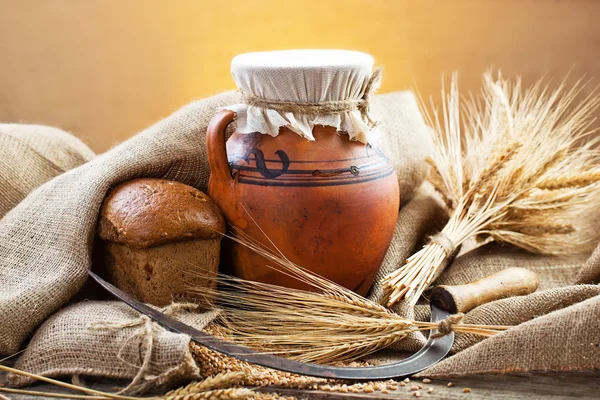 ekmek ve eski arka planda spikelets