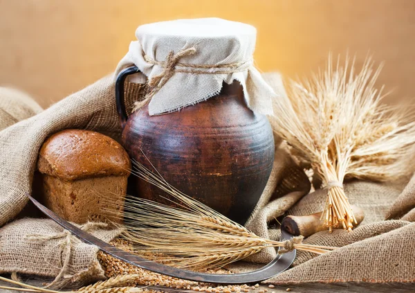 ekmek ve eski arka planda spikelets