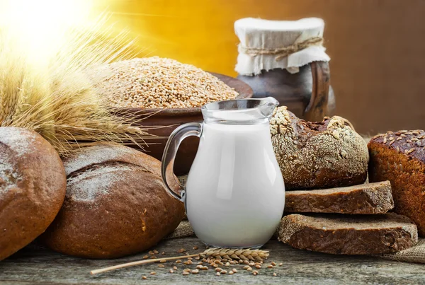 Samenstelling van brood en melk — Stockfoto