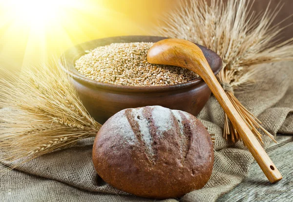 Grain and bread — Stock Photo, Image