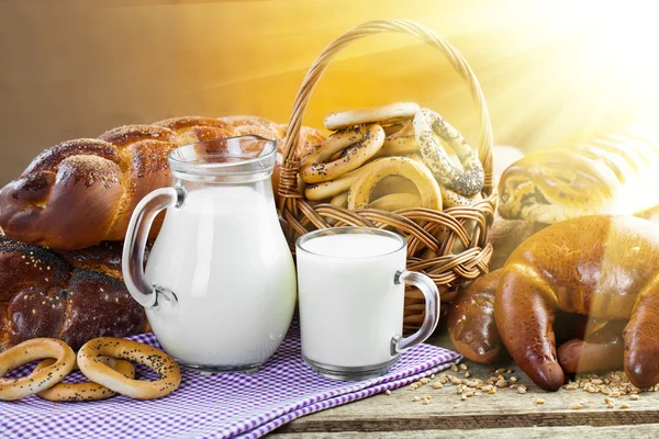 Zusammensetzung von Brot und Milch — Stockfoto