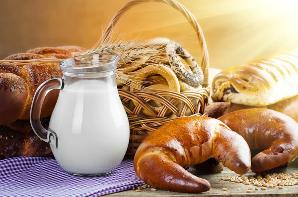 Samenstelling van brood en melk — Stockfoto