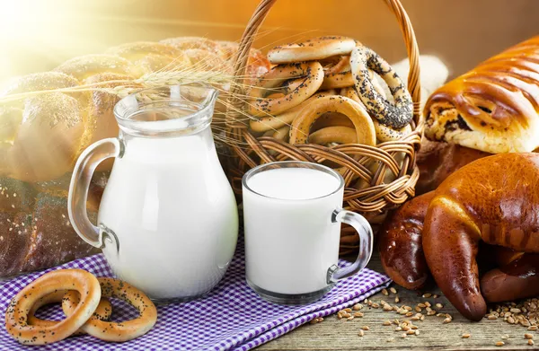 Samenstelling van brood en melk — Stockfoto