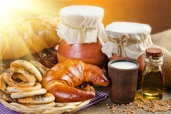 Zusammensetzung von Brot und Milch — Stockfoto