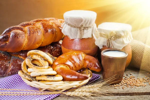 Zusammensetzung von Brot und Milch — Stockfoto