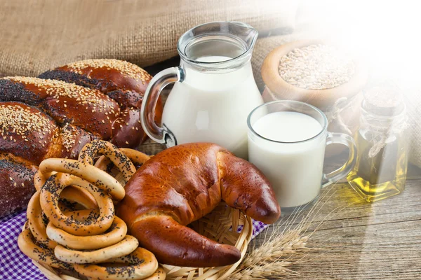 Хлеб с кувшином молока — стоковое фото
