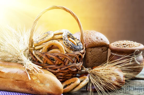 Корзина бубликов, хлеба и зерна — стоковое фото