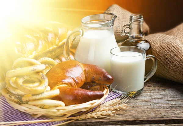 Brot mit einem Krug Milch — Stockfoto