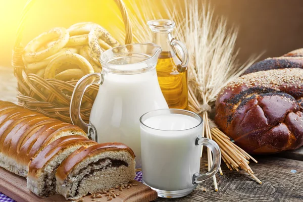 Brot mit einem Krug Milch — Stockfoto