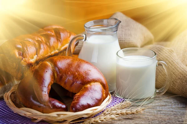Хлеб с кувшином молока — стоковое фото
