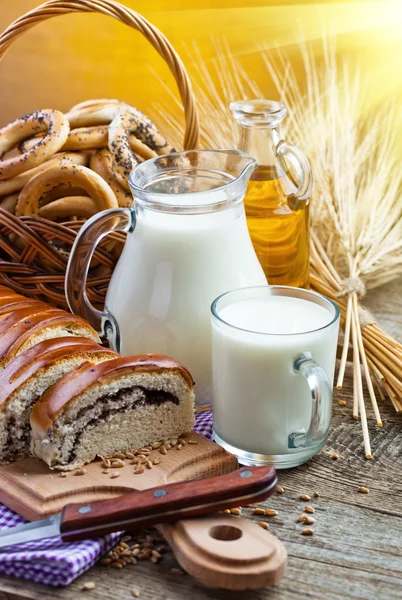 Chleb z Dzbanek mleka — Zdjęcie stockowe