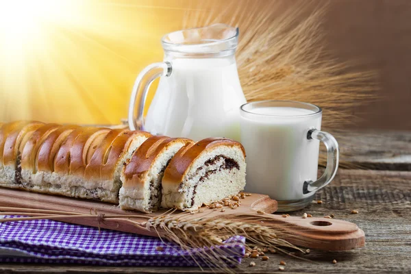 Chleb z Dzbanek mleka — Zdjęcie stockowe