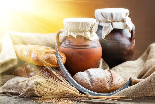 ekmek ve eski arka planda spikelets