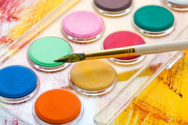 boya ve fırça kompozisyon