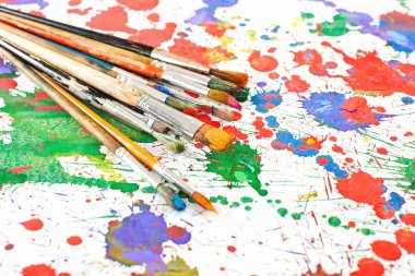 Boyalar ve fırçalar.