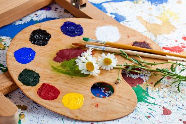 Boyalar ve fırçalar.