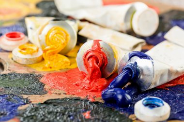 Boyalar ve fırçalar.