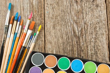 Boyalar ve fırçalar.