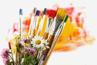 Boyalar ve fırçalar.