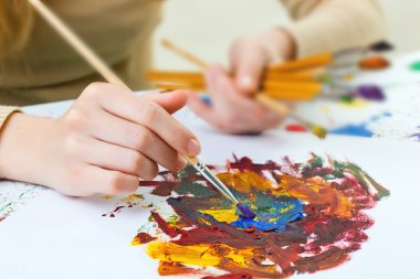 Boyalar ve fırçalar.